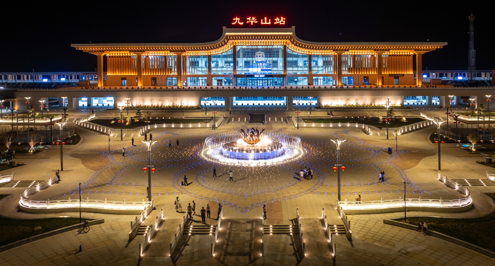 随着池黄高铁正式开通运营,标志着九华山文旅发展迈入高铁时代。.jpg 随着池黄高铁正式开通运营,标志着九华山文旅发展迈入高铁时代。.jpg